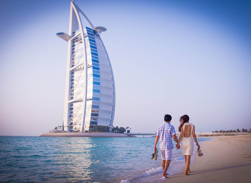 Поездка в дубай на двоих. Пара в ОАЭ. Туристы в Дубае. Путешествие в Дубай с семьей. Отпуск в Дубае.